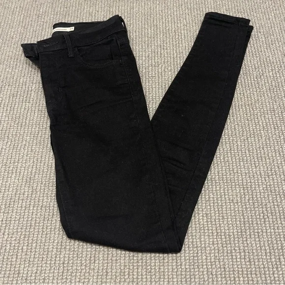 Levi’s Women’s 720 High-Rise Super-Skinny Jeans in Blackest Night (24) - Picture 2 of 6